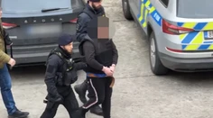 VIDEO: Mladíka, ktorý sa priznal k dvojnásobnej vražde v Hradci Králové, súd poslal do väzby