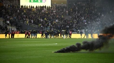 VIDEO: Besnenie fanúšikov vo Francúzsku. Nespokojný dav vtrhol priamo na trávnik, zápas nedohrali