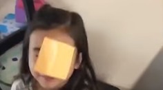 Internet žije novou bizarnou výzvou: Rodičia hádžu deťom do tváre syr