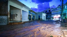 Grécke pláže pod vodou. Celý Balkán sužujú záplavy