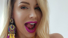 Nahá Eva Cifrová na poli. Uf, rozkrok jej prekryl iba klások