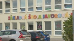 Koho číslo vytiahnu, ten vyhráva. Kapacity školy v obci pri Bratislave nepostačujú, miesta pre prvákov sa žrebovali