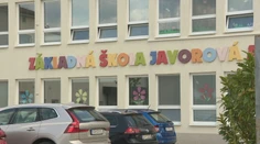Koho číslo vytiahnu, ten vyhráva. Kapacity školy v obci pri Bratislave nepostačujú, miesta pre prvákov sa žrebovali