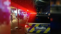 Muži stáli a nakrúcali, ona konala. Zlodeja, ktorý chcel vykradnúť zlatníctvo, spacifikovala tínedžerka