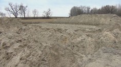 Policajti prekopávajú ilegálne „pohrebisko mafiánov“. Hľadajú muža so skleneným okom