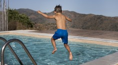 Od zlomenej chrbtice až po ochrnutie. Nevinné skákanie hlavičky do bazéna môže mať fatálne následky