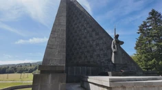 Krádež nosiča večného ohňa. Z ikonického pamätníka na Dukle zmizol špeciálny bronzový podstavec