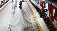 Video: Hrôzostrašná scéna na stanici v Trnave. Seniorka (73) chcela naskočiť na idúci vlak, ale spadla