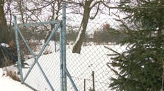 Nákladiaky mu ničia plot na záhrade. Vodohospodári si vraj postavili cestu neoprávnene