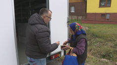 Šľachetná práca. Marián vozí potraviny a lieky dôchodcom v malých dedinách, kde nie je obchod