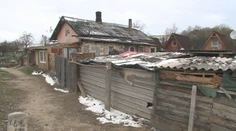 Z nelegálnej osady pri trati sa budú musieť vysťahovať. Obyvateľom sa črtá náhradné riešenie