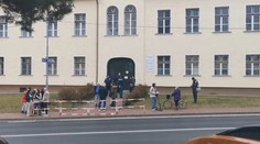 Šiestak v Novom Meste nad Váhom postrelil dvoch spolužiakov. Ošetrili ich záchranári, on skončil v nemocnici