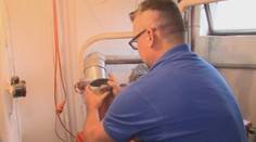 Pochybný plynár pýta od ľudí peniaze na prehliadku. Tvrdí, že je povinná