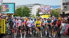 VIDEO: Sprievodný motorkár na Tour de France zavadzal jazdcom. Z pretekov bol vylúčený