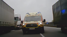 VIDEO: Obrovská pomoc. Českí policajti našu záchranku s chorým dieťaťom previezli celou kolónou