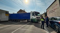 Obrovské kolóny pre kamión so slovenskou značkou. Zablokoval cestu, zasiahnuť musela polícia