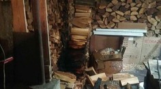 V obci Radimov horela šopa s drevom