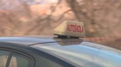 Získať vodičák bude ťažšie. Po odobrení europarlamentom sa stane súčasťou skúšok aj jazda na snehu