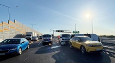 Reťazová nehoda na D1 pri Bratislave. Zrazili sa štyri autá