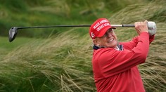 Trump počas hrania golfu zosmiešňoval Bidena. Amerického prezidenta označil za neschopného