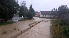 V Zborove pri Bardejove vyhlásili tretí stupeň povodňovej aktivity. Vybrežil sa potok v centre obce