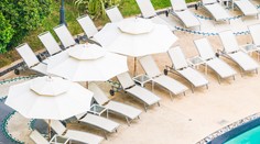 Stovka turistov čakala vyše hodiny na ležadlá. Keď sa otvoril bazén spustilo sa šialenstvo
