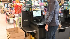 Zľava za nákup, ktorý si zákazník nablokuje sám? Internetom sa šíri boj proti samoobslužným pokladniam