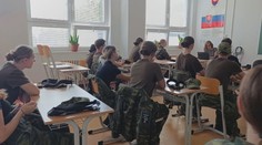 Slovensko má prvú vojenskú triedu na strednej škole: Mladí sa učia obranu, logiku, streľbu a dostanú štipendium