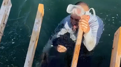 Hororový zážitok z kúpania na Floride. Mužovi sa do nohy zahryzol žralok a odmietal ho pustiť