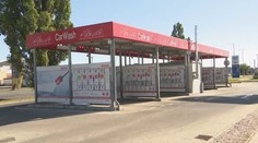 Záhadná nehoda v Pezinku. Auto malo v umyvárni zraniť dieťa, polícia žiada o pomoc