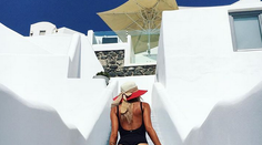 Frajerka Tomáša Tatara zozadu v tango plavkách. Vypadnú vám oči