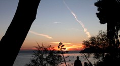 V chorvátskom Splite sa ľudia opaľujú na plážach a kúpu v mori