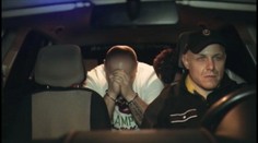 Policajt, ktorý požičal služobné auto do klipu rapera, sa trestu nevyhol