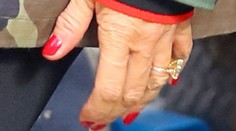 Viete, koho sú tieto vráskavé ruky? Tvár má pritom dokonale vyhladenú