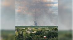 FOTO+VIDEO: Fascinujúci jav pri slovenskej obci. Nad poľom sa roztancoval prachový diabol