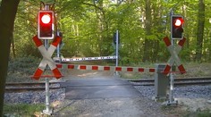 Železničné priecestia sa zásadne zmenia. Jedno svetlo zo signalizácie zrejme zmizne