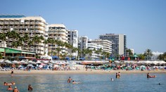 Obľúbenej destinácii v Španielsku došla trpezlivosť. Za močenie do mora vám hrozí šialená pokuta