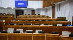 „Maniere diktátorov a totalít.“ Opozícia považuje ukončenie rozpravy ku konsolidácii za aroganciu