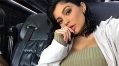 Koniec kačacích pier! Kylie Jenner si dala "vyfúknuť" pery