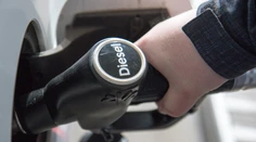 Pred jednou z čerpacích staníc v Rakúsku sa tvorili kolóny. Pumpa omylom predávala naftu za podstatne nižšiu cenu