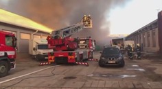 V Prahe horí sklad pyrotechniky. Z miesta sa ozývajú hlasné rany