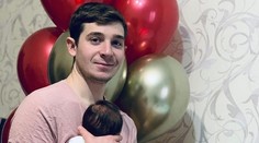 Žena (35), ktorá si vzala syna (20) svojho exmanžela, žiari šťastím. Dvojica sa teší z bábätka