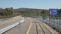 Obec Chľaba je čiastočne odrezaná od sveta. Povodeň by ju mala zasiahnuť neskôr, než sa očakávalo