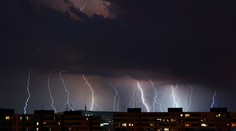 Takto to v noci vyzeralo v Bratislave. Búrky hrozia Slovensku aj dnes