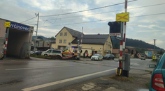 Vážna nehoda vo Svrčinovci. Chlapec (9) sa vybral do obchodu, zrazilo ho nákladné auto