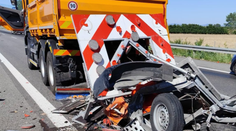 FOTO: Nehoda na D1. Auto vrazilo do cestárov