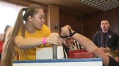 Iba 18-ročná Prešovčanka poráža v pretláčaní rukou jednu súperku za druhou