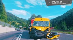 Na Donovaloch sa čelne zrazili dve dodávky. Vodič poštárskeho auta neprežil