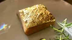 Z obyčajného vyprážaného syra luxusná delikatesa? Kaviareň ho potiahla zlatom, cena má odradiť jeden typ zákazníkov