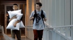 Ako zareagujete, keď vás cudzí človek vyzve k vankúšovej vojne?